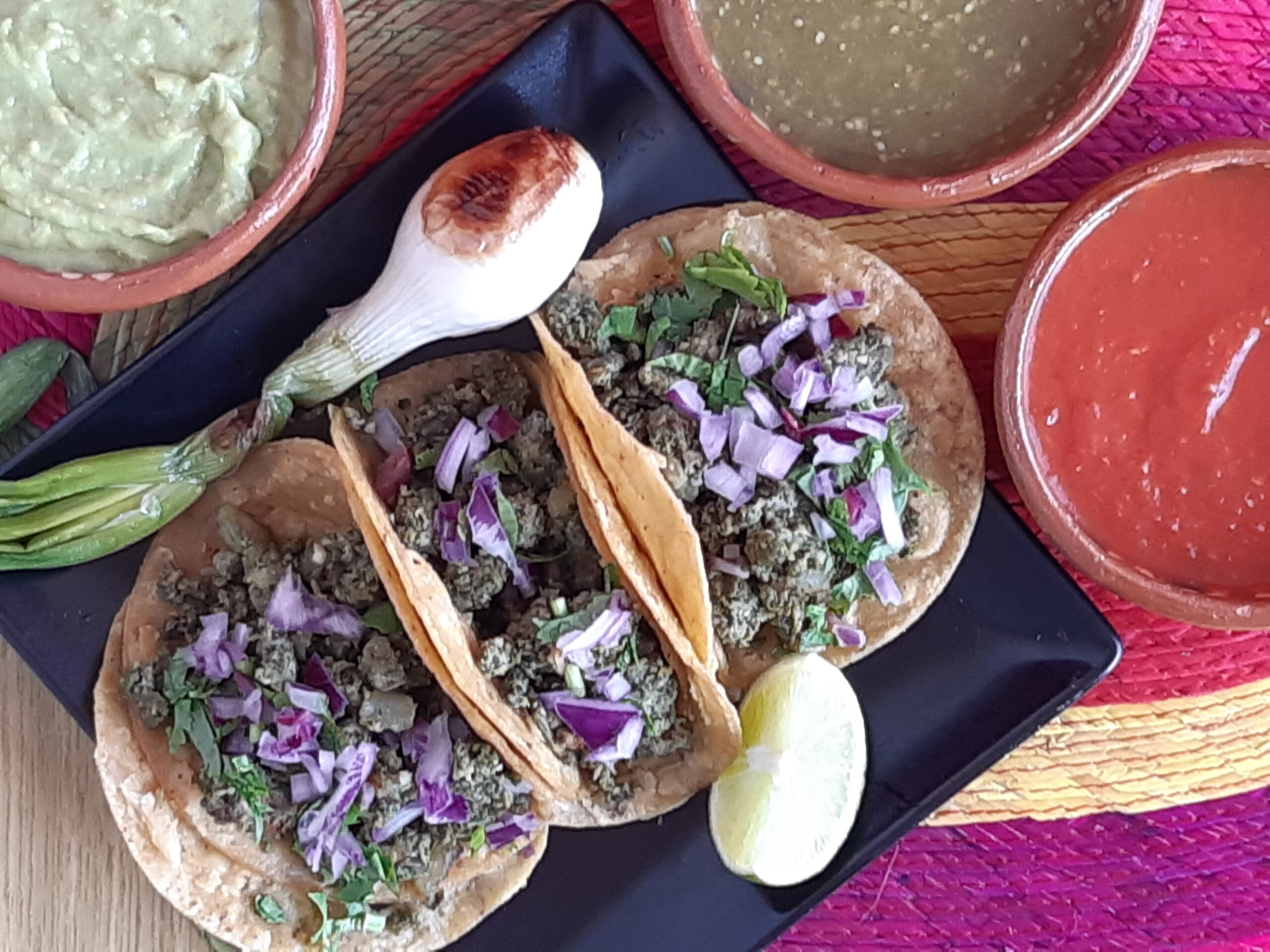 Tacos messicani con carne di maiale carnitas tacos di strada in tortilla di  mais giallo con immagine di cipolla